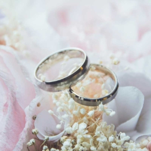 Poročna prstana iz belega zlata v kombinaciji mat / shine za ženina in nevesto