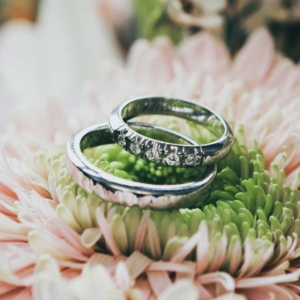 Poročna prstana iz belega zlata za ženina in nevesto