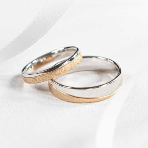 Poročna prstana iz belega in rumenega zlata za ženina in nevesto