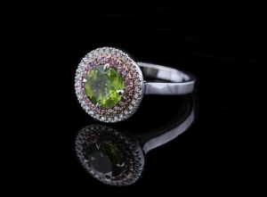 Unikatni prstan iz belega zlata z zelenim dragim kamnom in briljanti – nakit po naročilu Zlatarski Atelje Mengeš