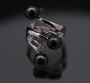 UNIKATNI BRILJANTI PRSTAN Z AKOYA BISERI