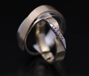 UNIKATNI POROČNI PRSTANI, BELO- RUMENA KOMBINACIJA Z BRILJANTI